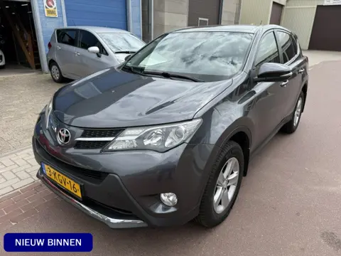 Toyota RAV4 2.0 Dynamic 4WD LEER 2013 Zeer netjes! NAP + Boekjes zijn aanwezig. Complete uitvoering 
