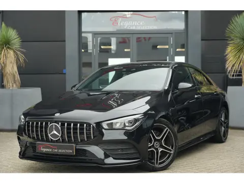 Mercedes-Benz CLA-Klasse 200 Business Solution AMG 164pk Panoramdak/Stoelverwarming/Camera