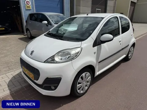 Peugeot 107 1.0 Active Automaat 2012 NAP 136.494km Airco Facelift model met LED dagrijverlichting.