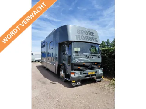 Volvo FL6 14T 4-paards paardenvrachtwagen LIVING (bj 1992)