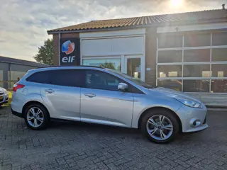Ford Focus - Wagon ''Trendline'' Navi - Clima -  Stoelverwarming - Trekhaak - Apk 12-02-2027 !!