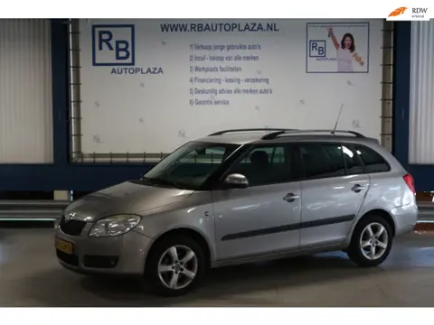 Skoda Fabia Combi 1.6-16V Elegance Airco / Apk / Rijdt Goed / Lees TEKST ! ! !