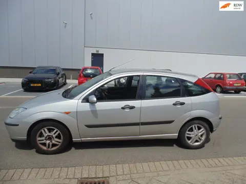 Ford Focus 1.6-16V Trend met airco 04-2027