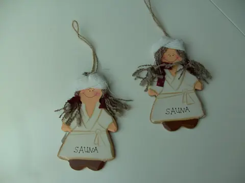 DAME IN BADJAS MET OPSCHIFT SAUNA HOUT NIEUW