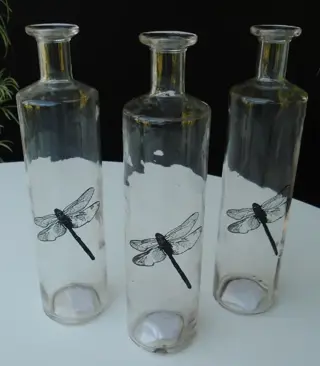 FLES GLAS MET LIBELLE GEEL en TRANSPARANT 2 stuks 29 x 7 cm NIEUW.