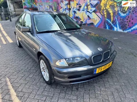 BMW 3-serie 316i Executive voorzien van vol leer en een ijskoude airco zeer leuke bmw mooie combinat