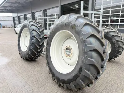 Michelin 20.8 R38 + 16.9 R28 Valtra (bj 2010)