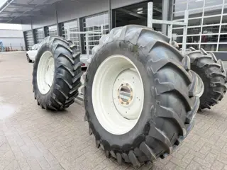 Michelin 20.8 R38 + 16.9 R28 Valtra (bj 2010)