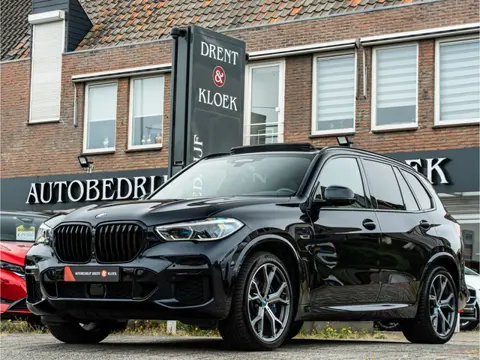 BMW X5 xDrive45e High Exe M-Sport PANO 360 CAMERA LASER HUD 21 INCH STOELVER EN KOEL BOMVOL!!