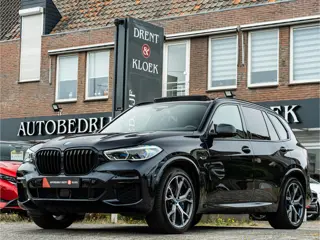 BMW X5 xDrive45e High Exe M-Sport PANO 360 CAMERA LASER HUD 21 INCH STOELVER EN KOEL BOMVOL!!