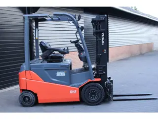Toyota 8FBMKT25 heftruck elektrische triplex sidesift accubj2022
