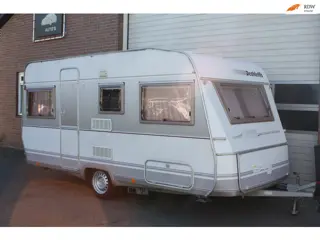 Dethleffs RG4 4 Persoons, Voor Tent, Vast Toilet, Treinzit, Rondzit, Midden Keuken.