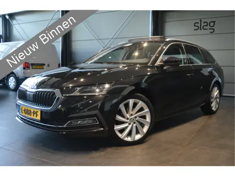 Škoda Octavia Combi 2.0 TDI Style navi pano camera trekhaak 18 inch 150 pk !!