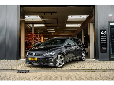 Volkswagen GOLF 1.4 TSI GTE | Pano | Lane-Assist | Carplay | Acc | Dealer Onderhouden |