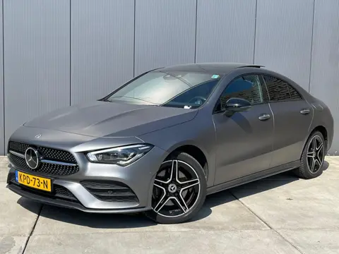 Mercedes-Benz CLA-klasse 250 e AMG Line | Designo Magno Mountaingrau | Panoramadak | Sfeerverlichtin