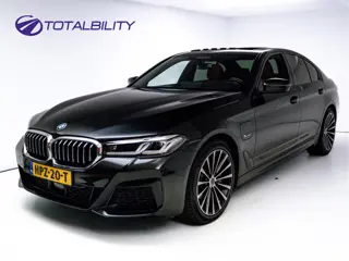 BMW 5 Serie 545e xDrive M-Sport | Open Dak | Trekhaak elec. | 360 Camera | Stoel- & Stuurverwarming 