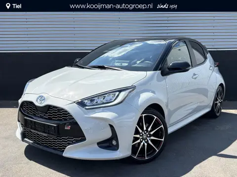 Toyota Yaris 1.5 Hybrid GR Sport Bi-tone, Stoelverwarming, Stuurwiel verwarmd, Dodehoekdetectie, LED