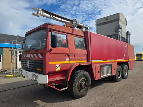 Renault VMA 105 AA Sides Renault VMA 105 AA luchthavenbrandweer 6x6 – Mack EE9-530 – 10.000 liter wa