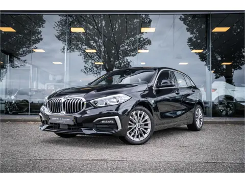 BMW 1-serie 118i Business Edition Plus ** Automaat ** Leder ** Carplay ** Stoelverwarming Alarm klas
