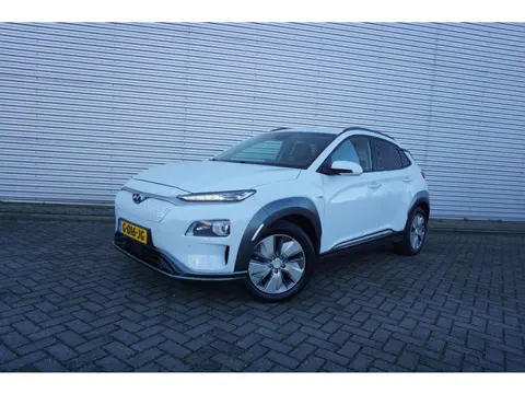 Hyundai KONA EV Premium 64 kWh AUTOMAAT - Airco / Navi / Cruise / Leder / Stoelverw. + koeling / Par