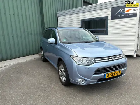 Mitsubishi Outlander 2.0 PHEV instyle - 1E EIGENAAR - PANORAMA - STOELVERWARMING -