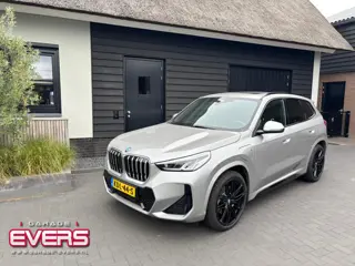 BMW X1 xDrive30e M-Sport | Pano dak | Elektr. Trekhaak | 20'' zwarte velgen | BTW AUTO