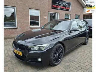 BMW 3-serie Touring 320i M Sport. O.a. carplay, leder, navi, camera, LED cruise, trekhaak. Dealer on