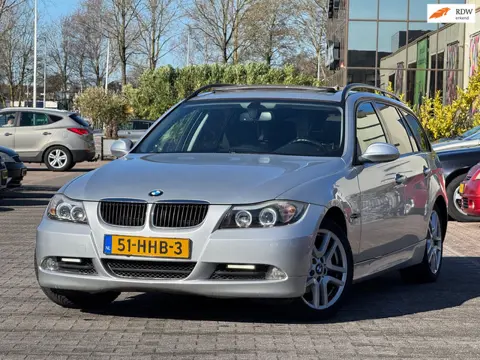 BMW 3-serie Touring 320i High Executive | Panoramadak | Parkeersensoren | Elektrische spiegels | Gro