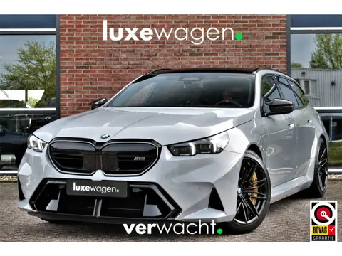 BMW M5 Touring | Kreidegrau Ind. | Ultimate Pack | Keramisch | Pano | Trekh | B&W | DA+