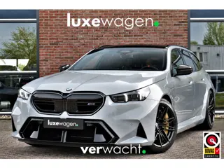 BMW M5 Touring | Kreidegrau Ind. | Ultimate Pack | Keramisch | Pano | Trekh | B&W | DA+