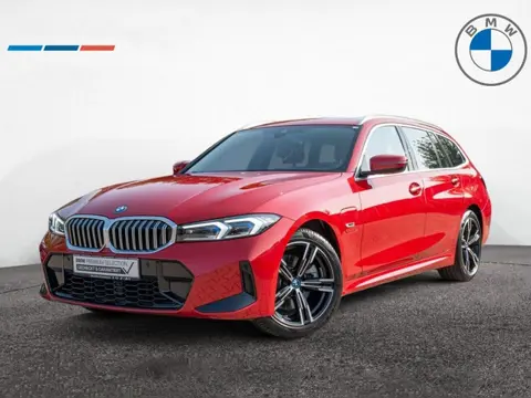 BMW 3 Serie Touring 330e M-SPORT (LCI) ** LED, ROT LEDER, LIFE COCKP. PROF, PANORAMA, TREKH, 18-inch