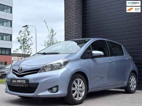Toyota Yaris 1.3 VVT-i automaat! Luxe Aspiration uitvoering met o.a. climate control, achteruitrijca