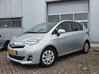 Toyota Verso-S 1.3 VVT-i Aspiration / Dealer Onderhouden / Trekhaak / Camera / Automaat / Pano / N.A