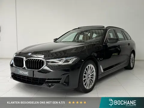 BMW 5-serie Touring 530e xDrive Business Edition Plus | Navigatie | Panoramadak | Leder | Stoelverwa