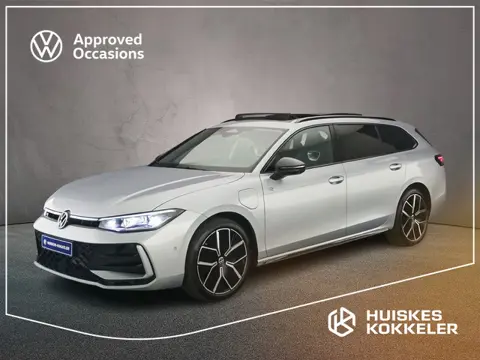 Volkswagen Passat Variant R-Line Edition 1.5 TSI eHybrid 272pk DSG Automaat Trekhaak, Lederen bekled