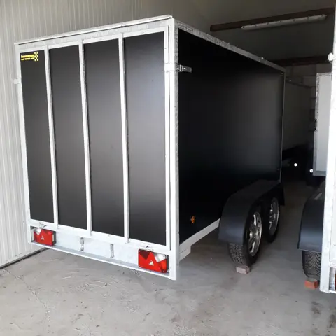 gesloten aanhangwagen met valdeur