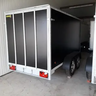 gesloten aanhangwagen met valdeur