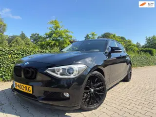 BMW 1-serie 116i Sport Edition 5-Deurs , Clima / Cruise / Schuifdak / Navi / Led / Xenon / 18" Lm / 