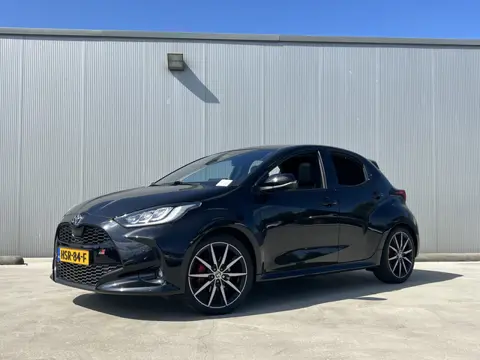 Toyota Yaris 1.5 Hybrid 130 GR SPORT | Sport plus pack | All Weather banden | Panoramadak