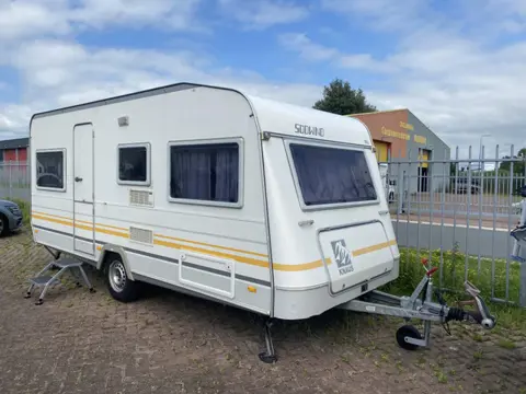 Knaus Sudwind 485 TU voortent en luifel