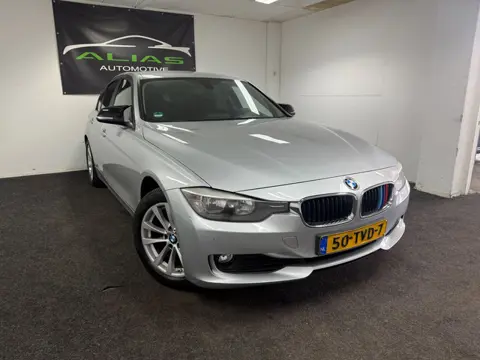 BMW 3-serie 320i High Executive - Head-up - Automaat - Airco - NAP - APK 2027
