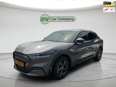 Ford Mustang Mach-E RWD 75 kWh | SOH 95% | Trekhaak | CarPlay | Stoel- en stuurverwarming | 1e eigen