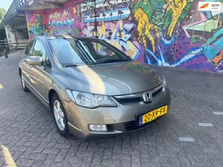Honda Civic 1.3 Hybrid automaat airco navigatie dvd verwarming in stoelen hele mooie auto. Ima stori