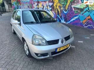 Renault Clio 1.2-16V Campus airco sport velgen 148 dkm nap rijd heerlijk deuk achter scherm. Dikke u