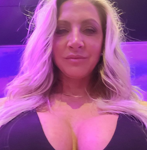 Wie haalt mij uit de sleur en komt mijn boobies verwennen?