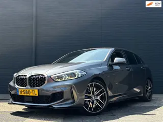 BMW 1-serie M135i xDrive | Pano | Head - Up | H&K | Carplay | Stoelverwarming | Stuurverwarming