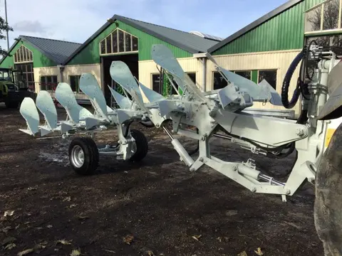 Kramer ERMO KLEIPLOEG 5 + 1 on land in de veur