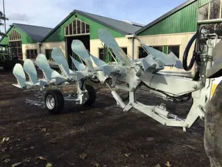 Kramer ERMO KLEIPLOEG 5 + 1 on land in de veur