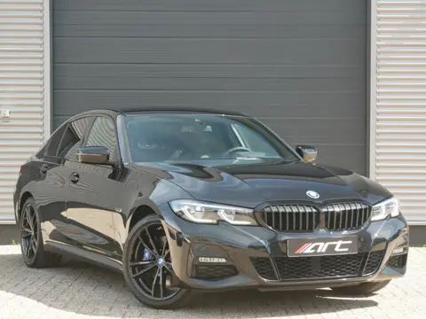 BMW 3-serie 330e M-Sport Shadow, M-Stoelen, Memory, Head-up, Adapt.