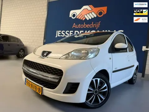Peugeot 107 1.0-12V Millesim 200 / bj.2010 / kleur: wit / 5 deurs / airco / NAP met 153436 km.en APK